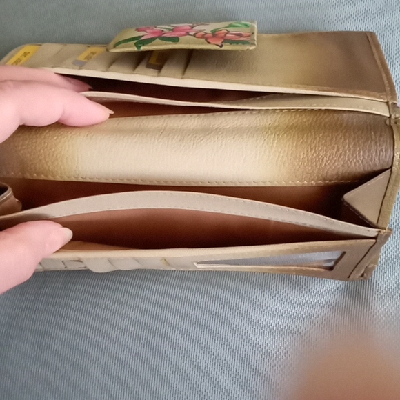 SUKRITI OLIVE FLORAL LEATHER RFID BI-FOLD WALLET - Picture 10 of 13